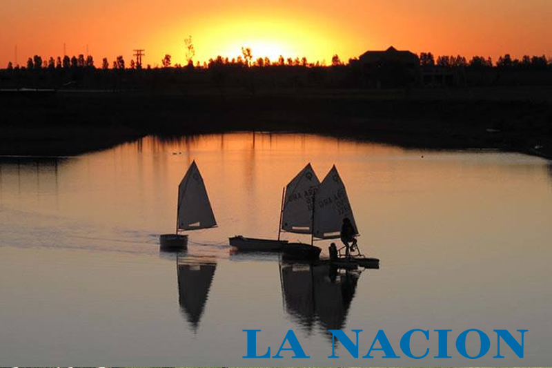 Frente al espejo de agua